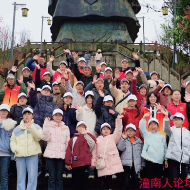 潼南区新专联举办“春风育未来 花海润童心”主题公益活动