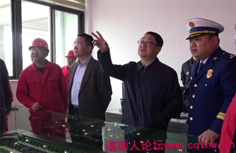 曾荣副区长检查万利来化工.jpg