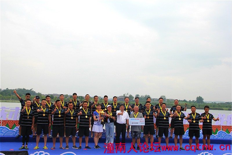 第一名颁奖合影.jpg